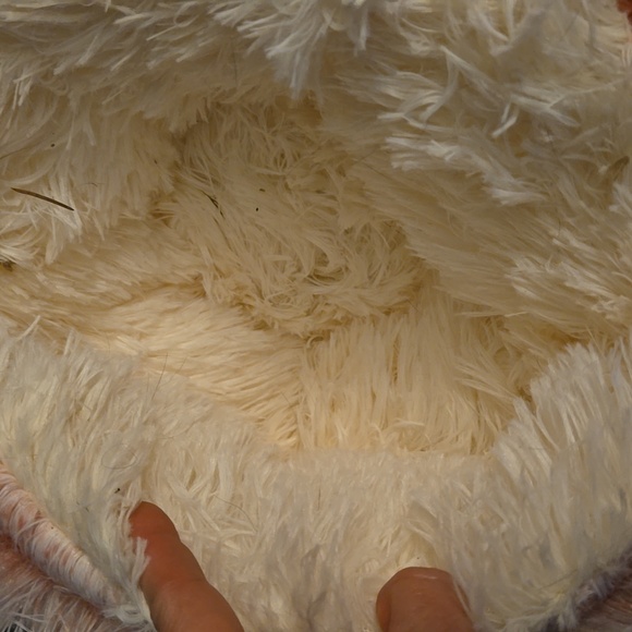 Small fluffy pink dog bed - Picture 2 of 3